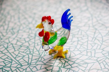 Küçük oyuncak, cam bir horoz.
