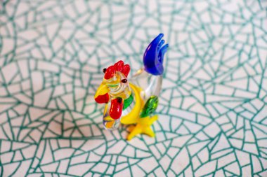 Küçük oyuncak, cam bir horoz.