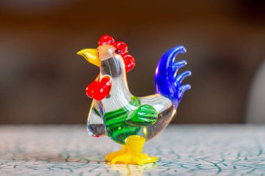 Küçük oyuncak, cam bir horoz.