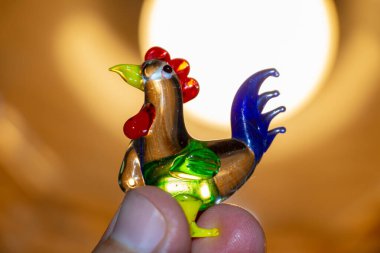 Küçük oyuncak, cam bir horoz.