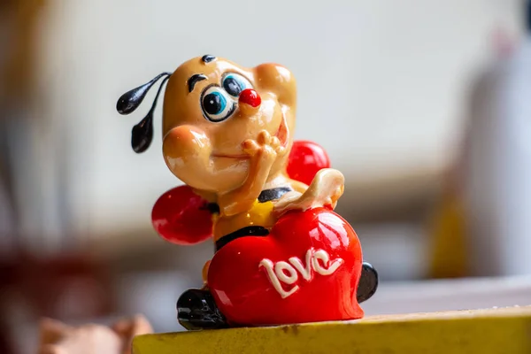 Rote Skulptur Einer Biene Mit Herz Geschenk Zum Valentinstag Und — Stockfoto