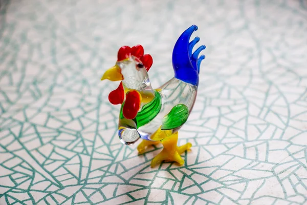 Küçük oyuncak, cam bir horoz.