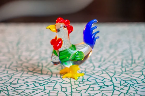 Küçük oyuncak, cam bir horoz.
