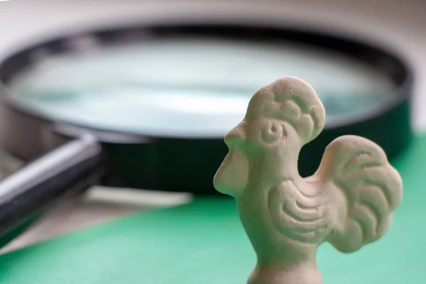 Mainan Ayam Jantan Putih Keramik Kecil Atas Meja — Stok Foto