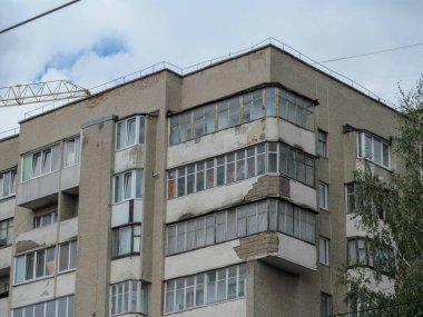 Sokağa açılan pencereli bir apartmanın ön cephesi.