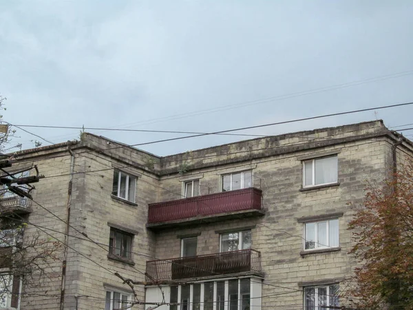 Fachada Edifício Residencial Com Janelas Para Rua — Fotografia de Stock