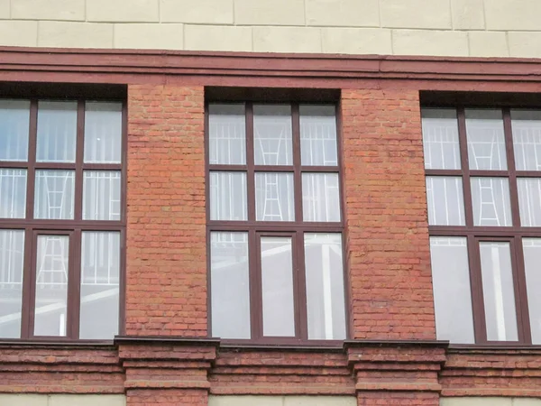 Fasada Budynku Mieszkalnego Oknami Ulicę — Zdjęcie stockowe