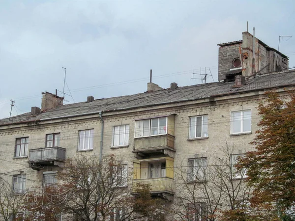 Fassade Eines Wohnhauses Mit Fenstern Zur Straße — Stockfoto