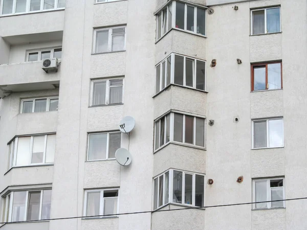 Sokağa Açılan Pencereli Bir Apartmanın Cephesi — Stok fotoğraf