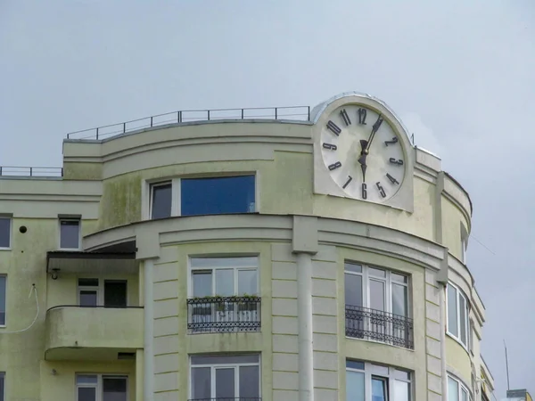 Tall Residential Building Clock Facade Yellow Color — Stock Photo, Image