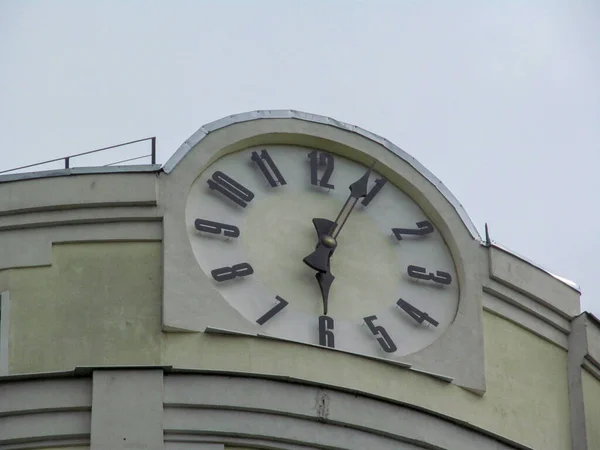 Grand Bâtiment Résidentiel Avec Une Horloge Sur Façade Couleur Jaune — Photo