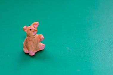 Küçük neşeli oyuncak domuzun makro çekimi.