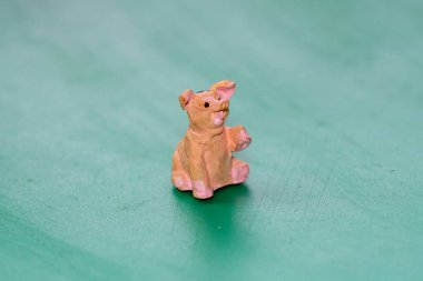 Küçük neşeli oyuncak domuzun makro çekimi.