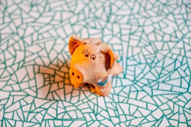 Küçük neşeli oyuncak domuzun makro çekimi.