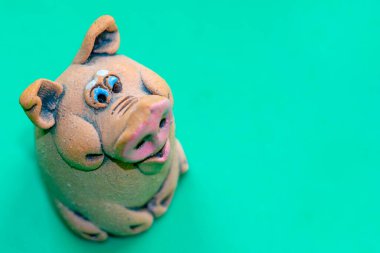 Küçük neşeli oyuncak domuzun makro çekimi.