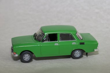 Eski bir arabanın küçük yeşil oyuncak modeli.