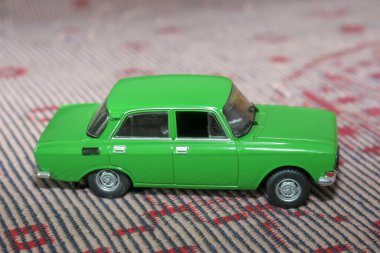 Eski bir arabanın küçük yeşil oyuncak modeli.