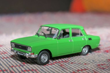 Eski bir arabanın küçük yeşil oyuncak modeli.