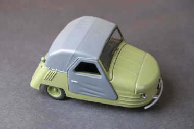 Küçük güzel plastik oyuncak araba.