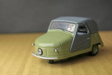 Küçük güzel plastik oyuncak araba.