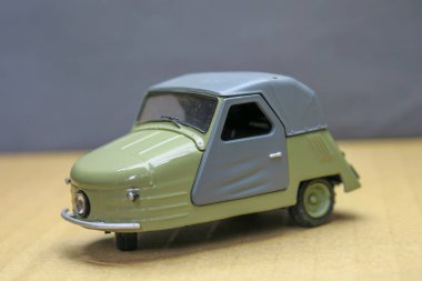 Küçük güzel plastik oyuncak araba.