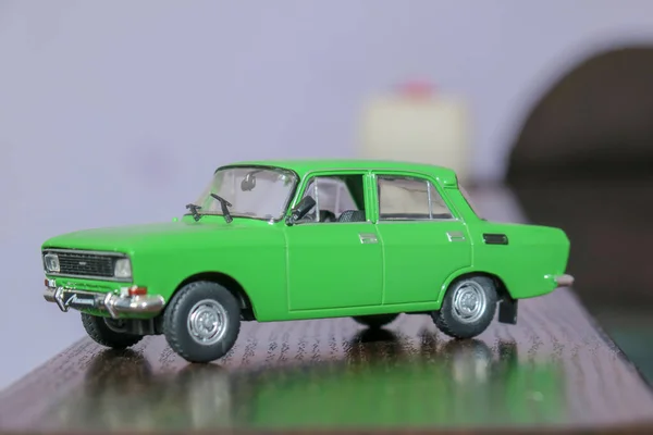 Egy Régi Autó Kis Zöld Játékmodellje — Stock Fotó