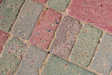 Kaldırımda kırmızı-sarı kaldırım taşlarının dokusu