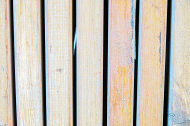 Kırmızı ahşap tahtalar dikey monte edilir.