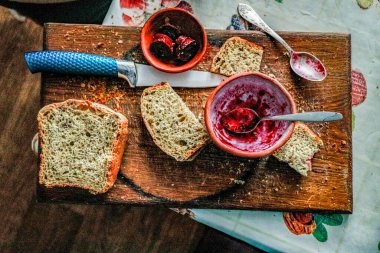 Masada reçelli ev yapımı ekmek.