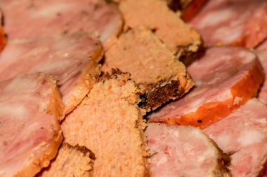 Paskalya Ukrayna bayramı için et dilimleme sosisi, jambon ve ezme