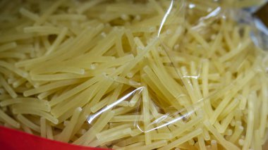 Mutfakta küçük hamurlu paket var.