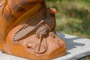 Ukrayna Karpatlarında bulunan bir kartalın ahşap heykeli.