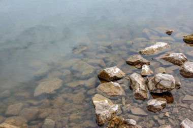 Gölette su ve kıyıda gri taşlar