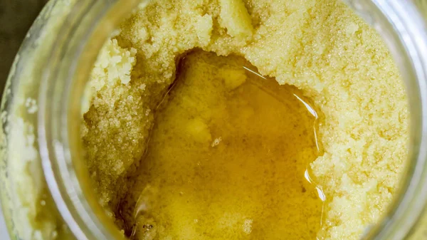 Gelber Köstlicher Honig Einem Großen Glas — Stockfoto