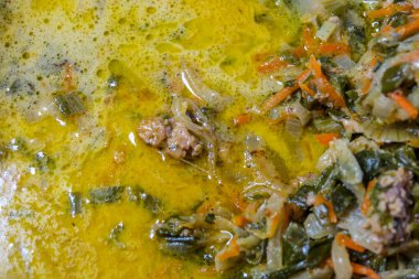 Lezzetli tavuk, havuç ve soğan sosu