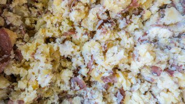 Tavada haşlanmış patates. Tavuklar için yiyecek..