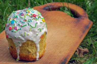 Renkli meyveli Paskalya pastası