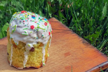 Renkli meyveli Paskalya pastası