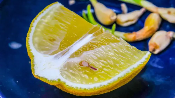 Желтый Вкусный Лимон Тарелке Кухне — стоковое фото