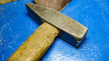 Tahta saplı eski metal çekiç.