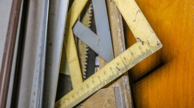 Atölyedeki eski plastik cetveller.
