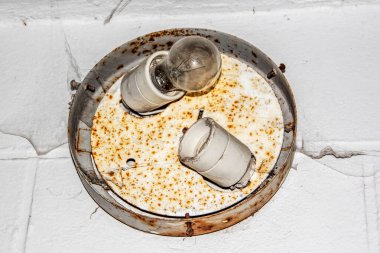 Duvarda eski bir lamba ve ampul