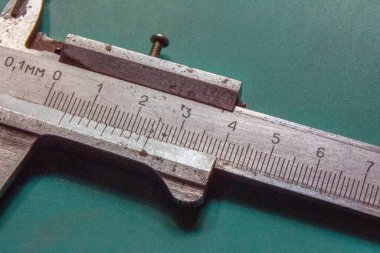 Atölyedeki kalibrenin yakın çekimi.