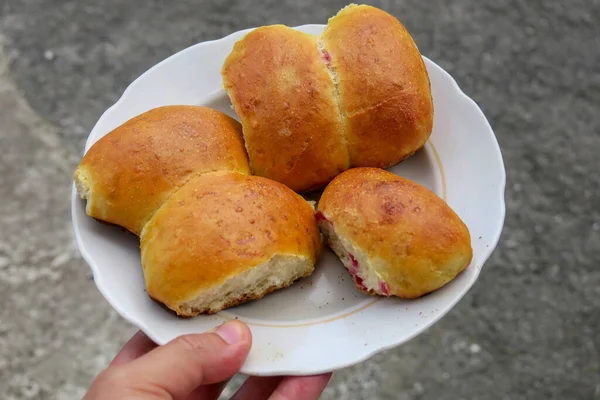 Deliciosos Pães Assados Com Cerejas Ervilhas Groselhas — Fotografia de Stock