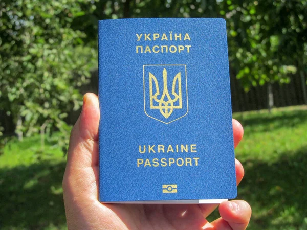 乌克兰公民的外国生物鉴别护照 带有蓝色封面和金色纹章 — 图库照片