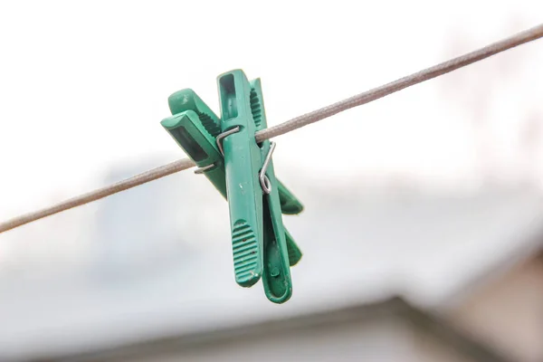 Clip Verde Fissaggio Dei Vestiti Asciugare Dopo Lavaggio — Foto Stock