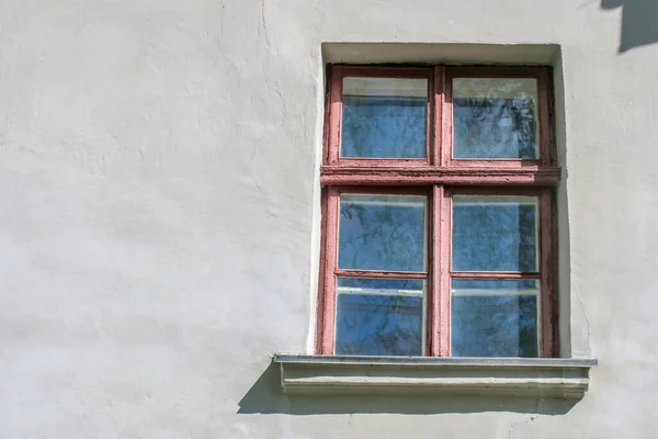 Stare Brązowe Drewniane Okno Szara Ściana — Zdjęcie stockowe
