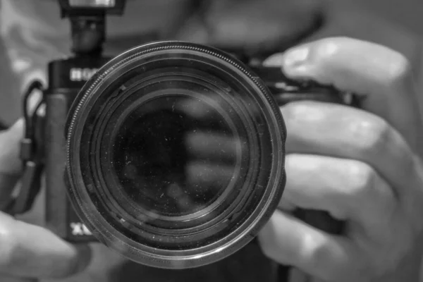 Fotógrafo Está Preparando Para Tirar Uma Foto Câmera — Fotografia de Stock