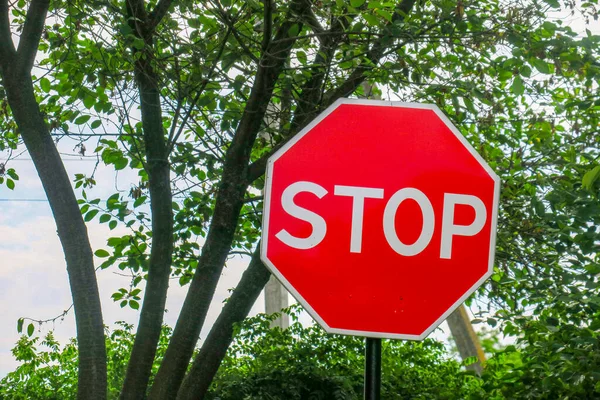 Rotes Stoppschild Auf Einem Hintergrund Von Bäumen — Stockfoto