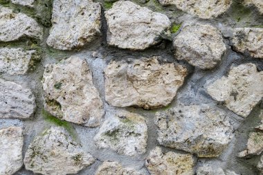 Eski taş duvar betondan yapılmıştır.